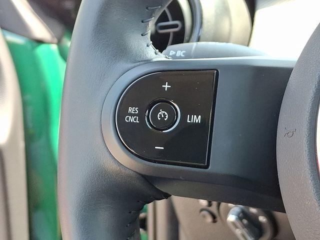 2024 MINI Hardtop 2 Door Vehicle Photo in DANBURY, CT 06810-5034