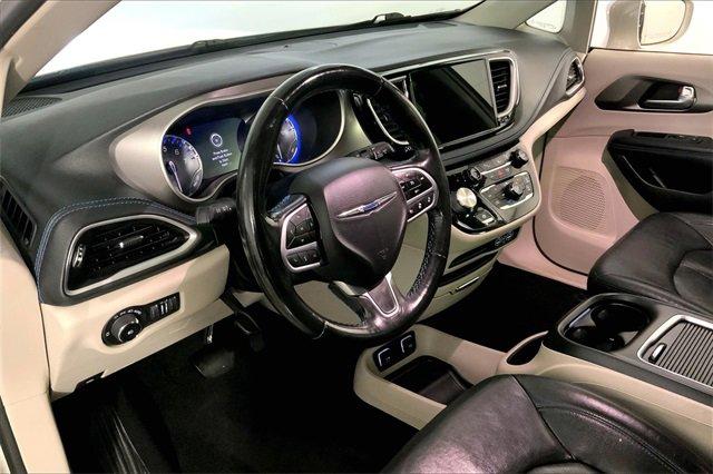 2021 Chrysler Pacifica Vehicle Photo in KANSAS CITY, MO 64114-4502