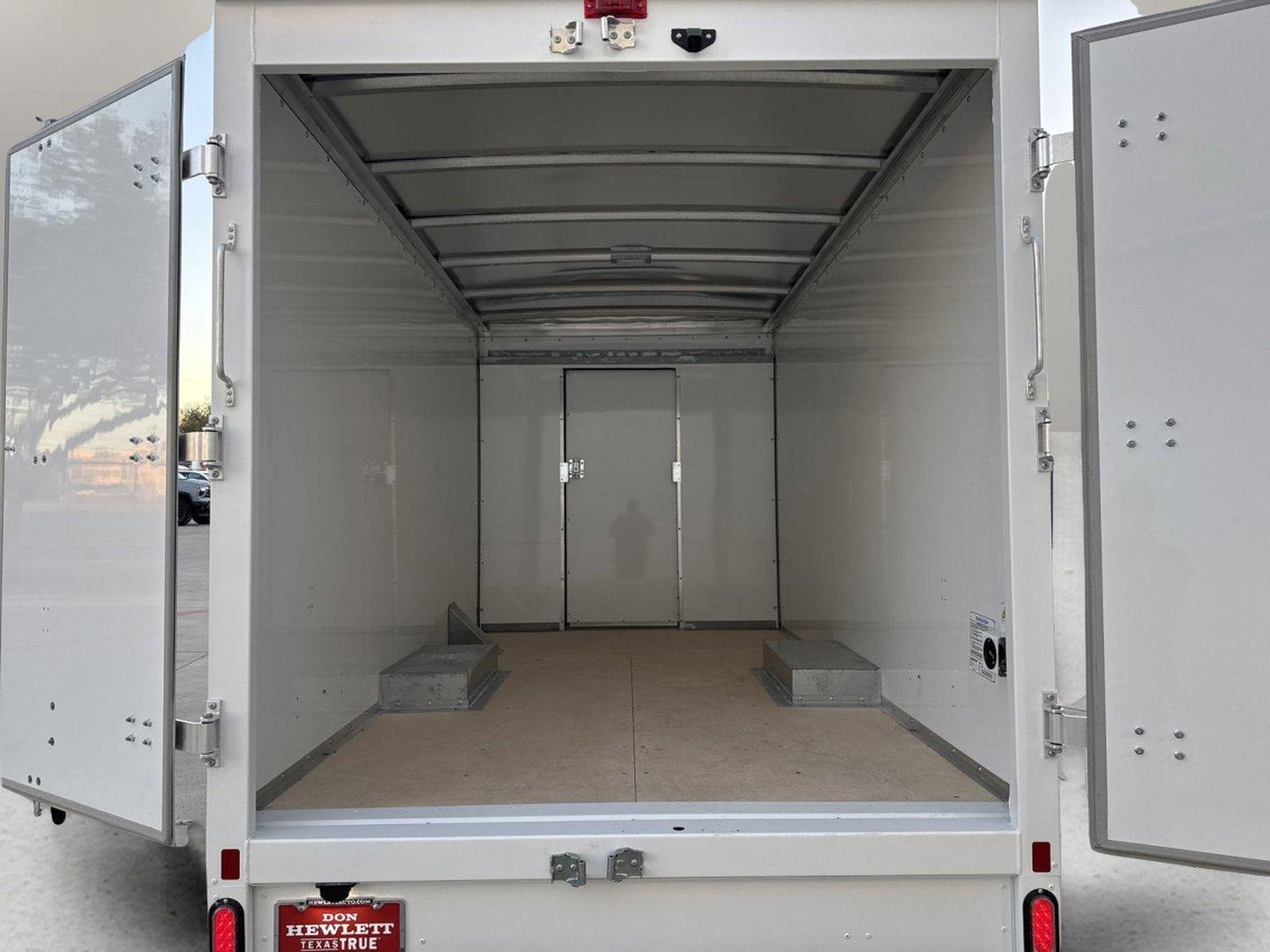 2024 Chevrolet Express Cutaway 3500 Vehicle Photo in GEORGETOWN, TX 78626-7508