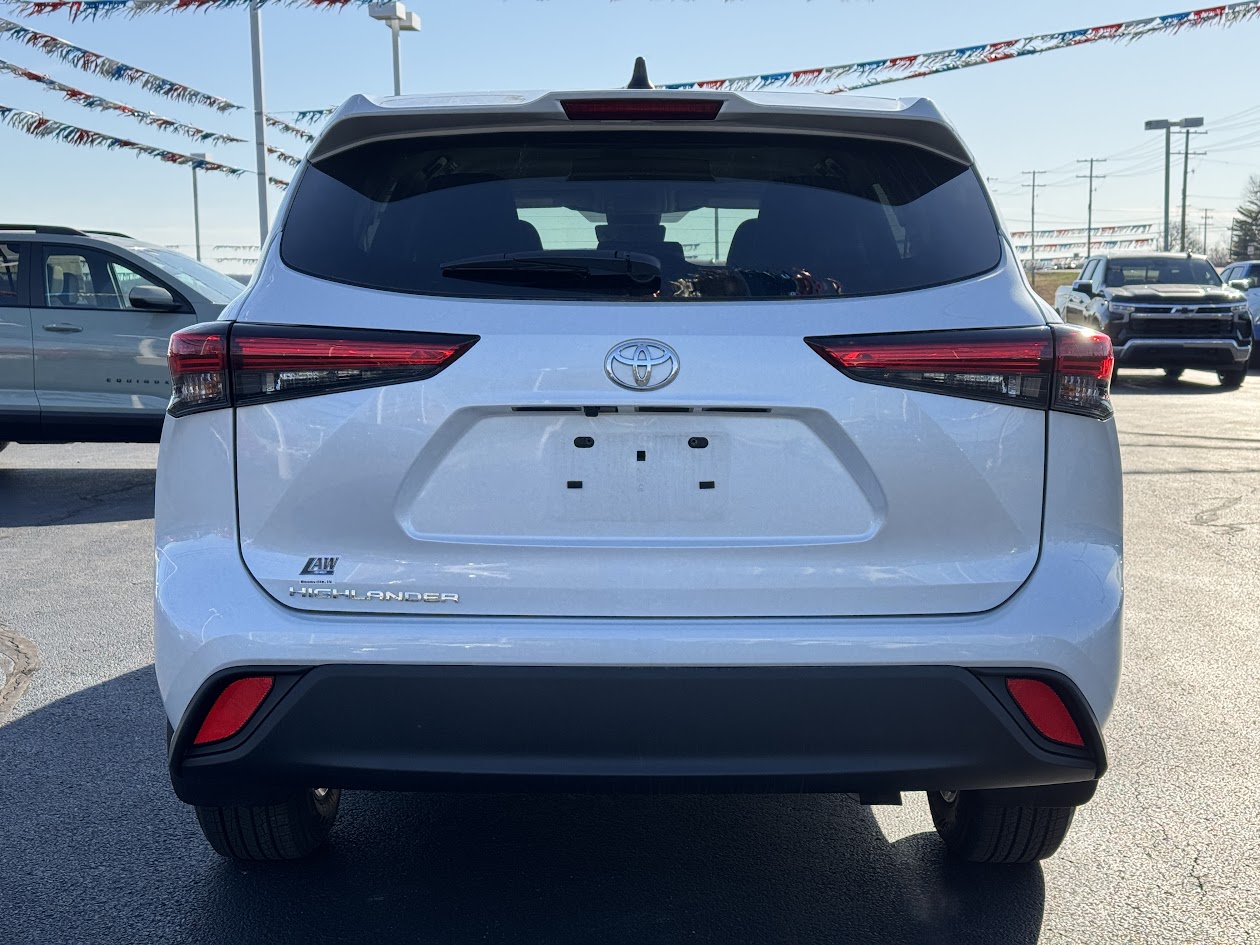 2023 Toyota Highlander Vehicle Photo in BOONVILLE, IN 47601-9633