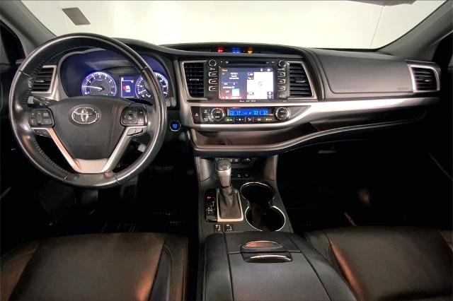2017 Toyota Highlander Vehicle Photo in Lees Summit, MO 64086