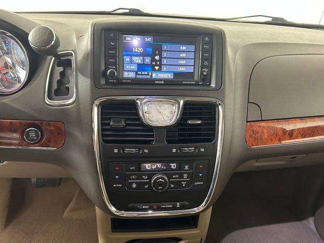 2016 Chrysler Town & Country Vehicle Photo in MEDINA, OH 44256-9631