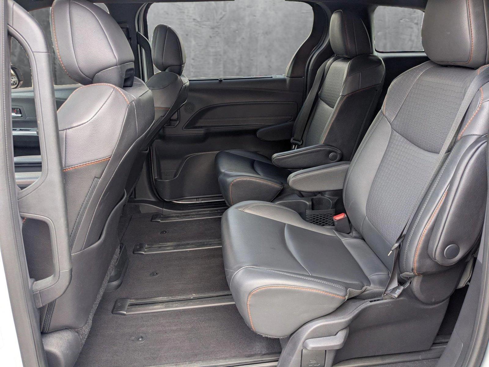 2022 Toyota Sienna Vehicle Photo in Pembroke Pines , FL 33084