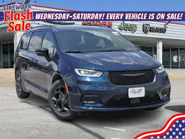 2025 Chrysler Pacifica Vehicle Photo in Ennis, TX 75119-5114
