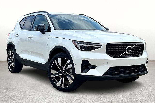 2025 Volvo XC40 Vehicle Photo in Houston, TX 77007