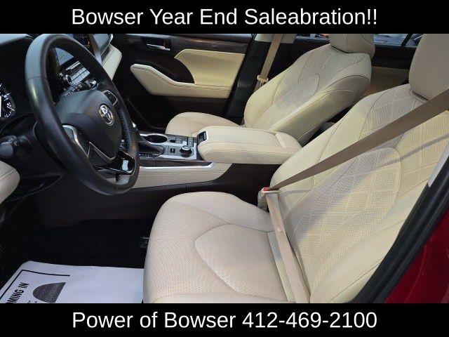 2021 Toyota Highlander Vehicle Photo in Pleasant Hills, PA 15236