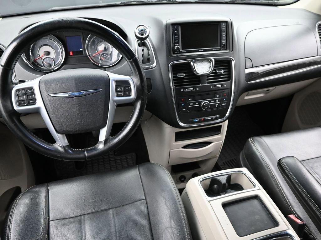 2014 Chrysler Town & Country Vehicle Photo in Cedar Rapids, IA 52402