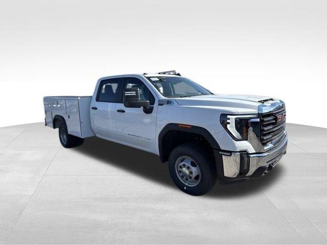 2025 GMC Sierra 3500 HD Chassis Cab Vehicle Photo in MEDINA, OH 44256-9631