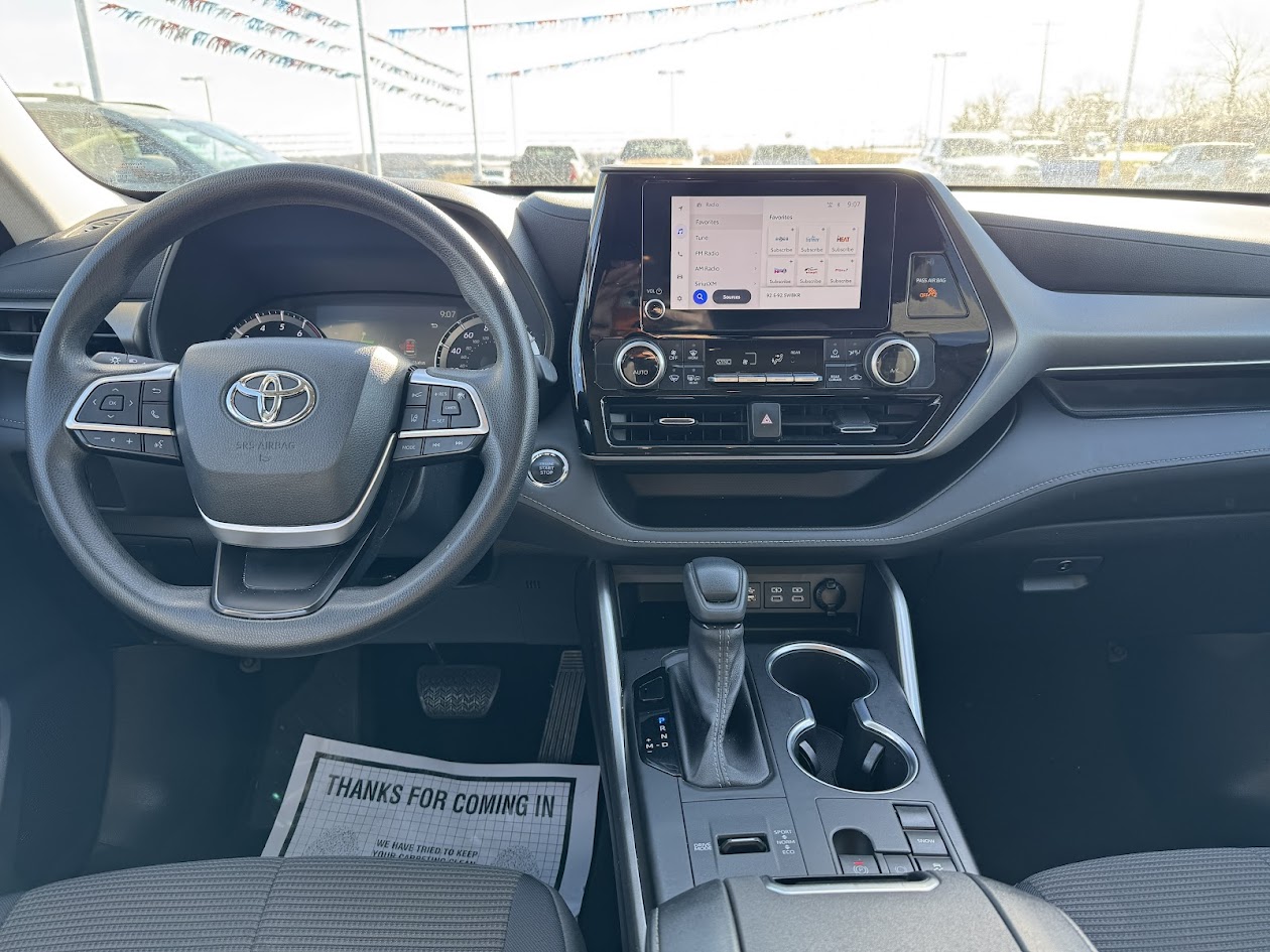 2023 Toyota Highlander Vehicle Photo in BOONVILLE, IN 47601-9633