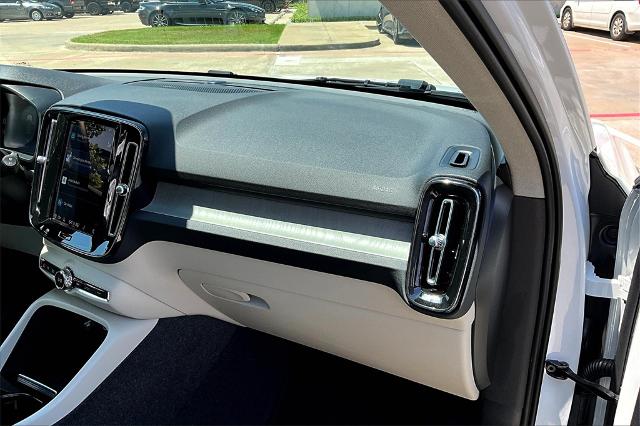 2025 Volvo XC40 Vehicle Photo in Houston, TX 77007