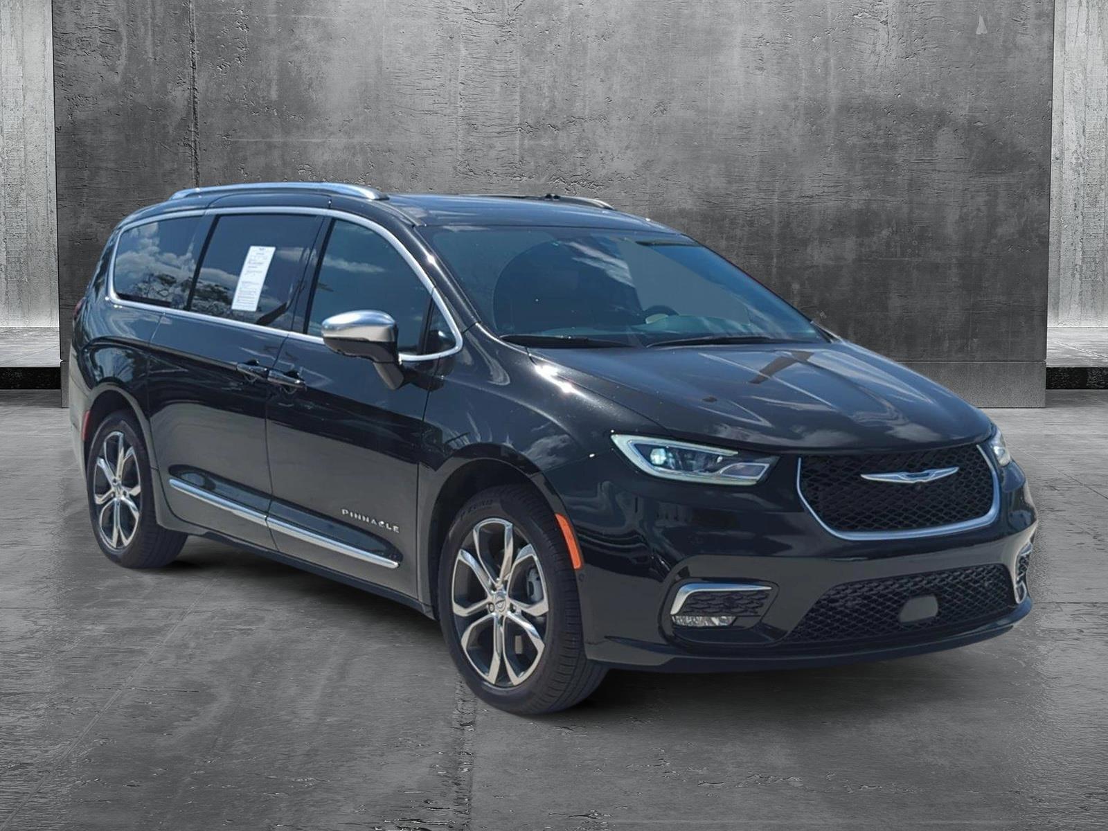 2025 Chrysler Pacifica Vehicle Photo in Pembroke Pines, FL 33027