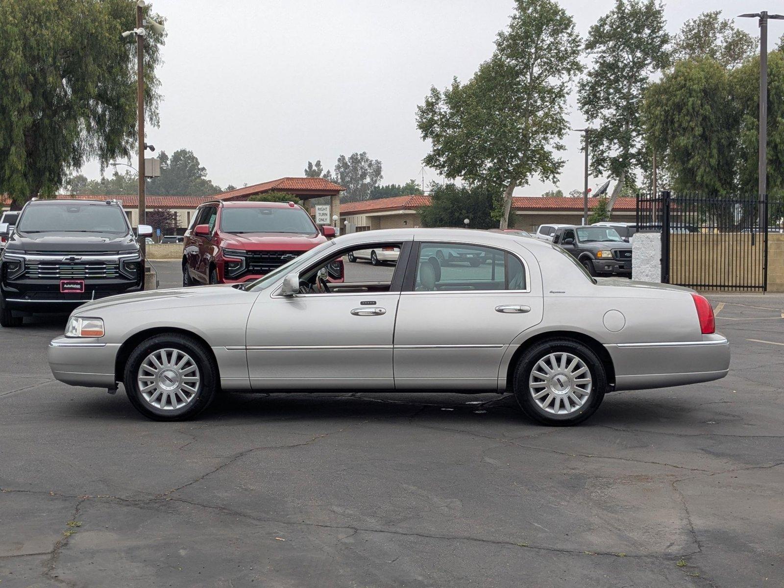 2003 Lincoln Town Car Vehicle Photo in VALENCIA, CA 91355-1705