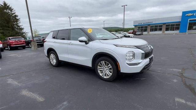 2022 Mitsubishi Outlander Vehicle Photo in TULLY, NY 13159-3159