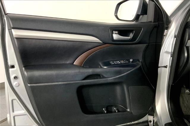 2017 Toyota Highlander Vehicle Photo in Lees Summit, MO 64086