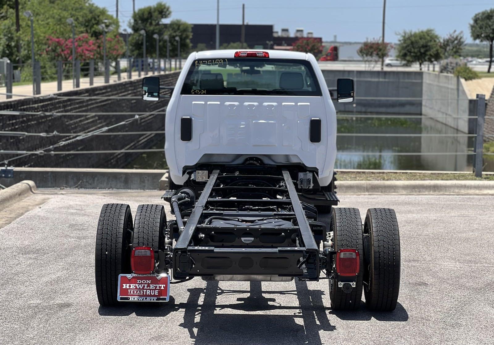 2024 Chevrolet Silverado 6500 HD Vehicle Photo in GEORGETOWN, TX 78626-7508