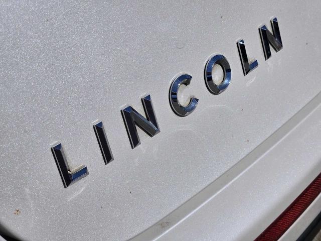 2017 Lincoln MKT Vehicle Photo in DENTON, TX 76210-9321