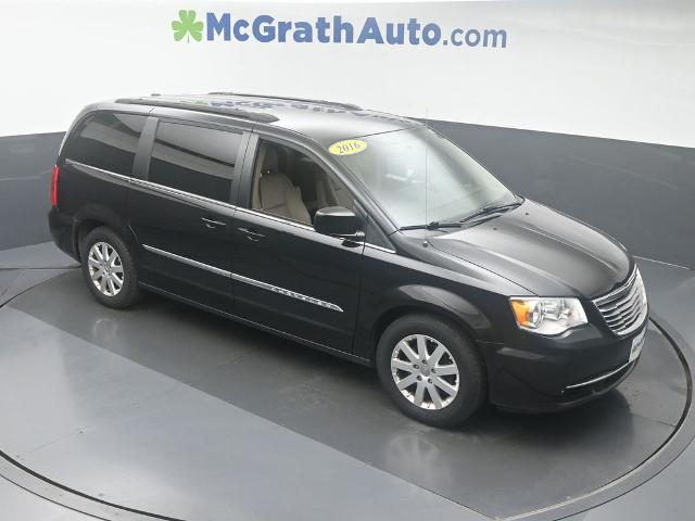 2016 Chrysler Town & Country Vehicle Photo in Cedar Rapids, IA 52402