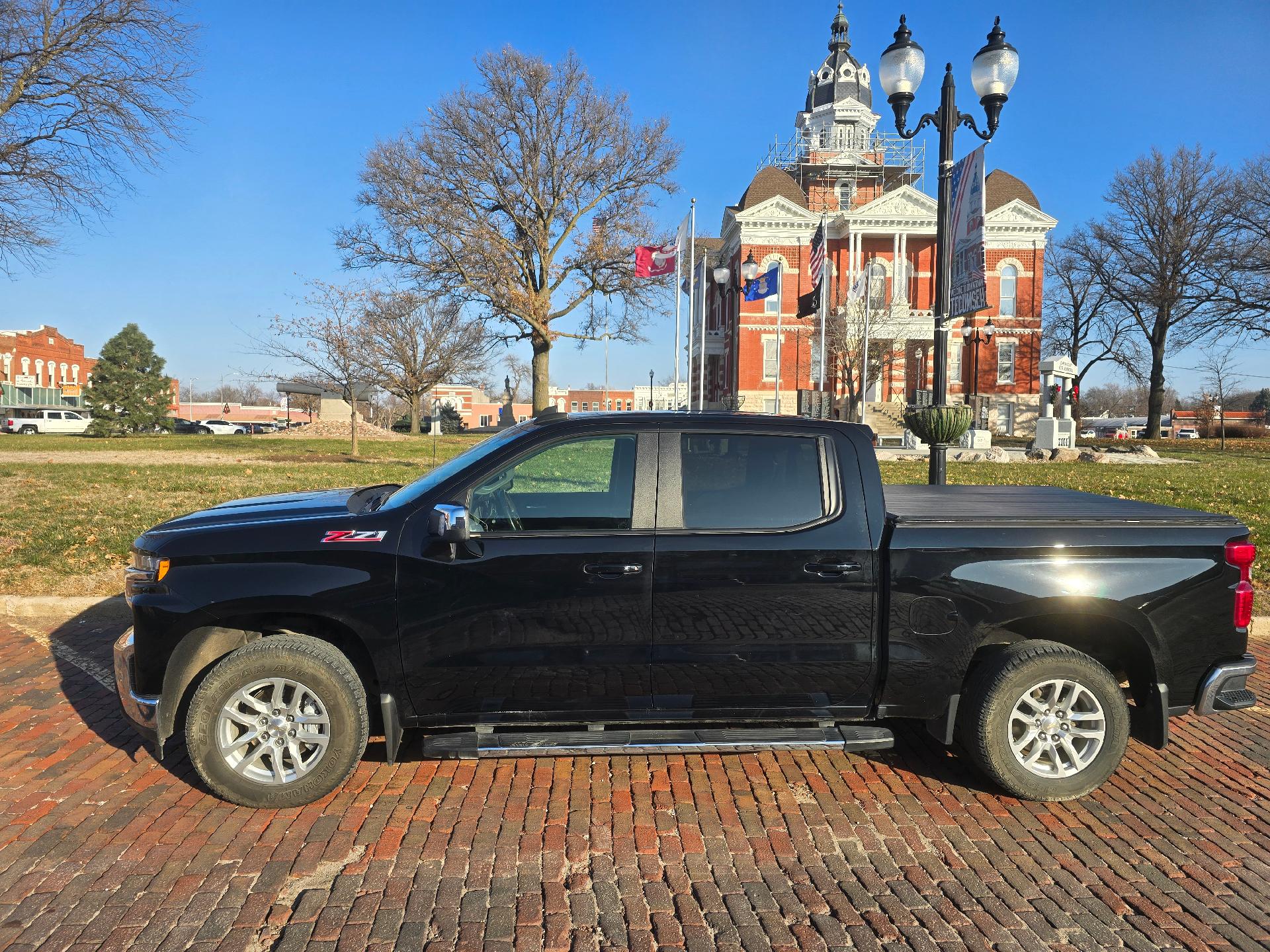 Used 2021 Chevrolet Silverado 1500 LT with VIN 1GCUYDED9MZ307763 for sale in Tecumseh, NE