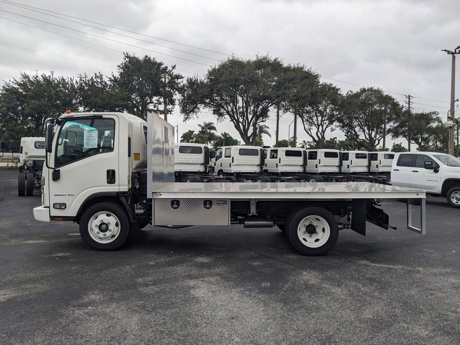 2024 Chevrolet Low Cab Forward 5500 XG Vehicle Photo in GREENACRES, FL 33463-3207