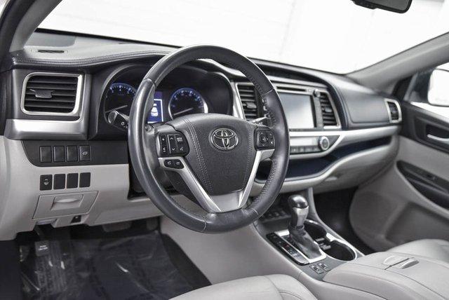 2016 Toyota Highlander Vehicle Photo in Akron, OH 44320