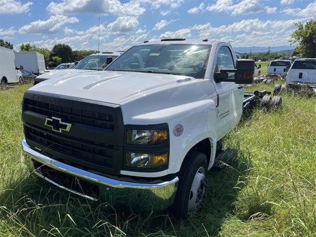 2023 Chevrolet Silverado 5500 HD Vehicle Photo in ALCOA, TN 37701-3235