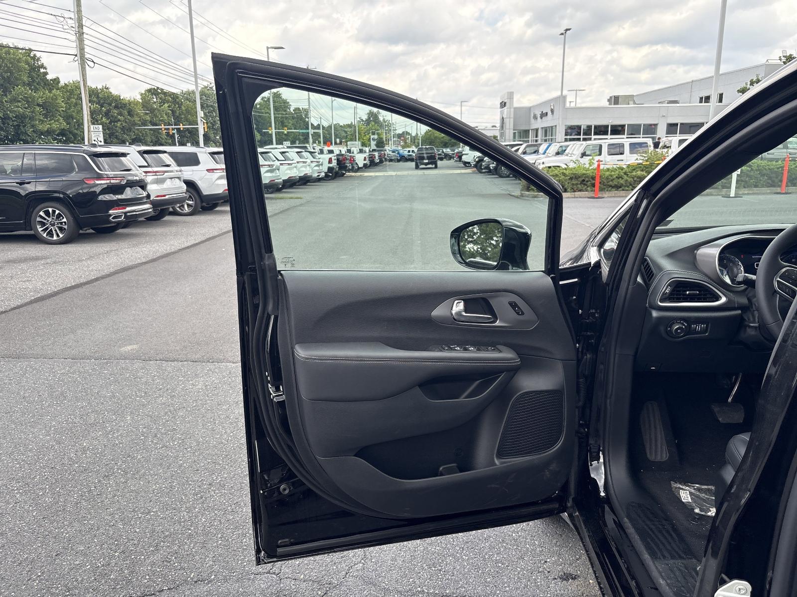2025 Chrysler Pacifica Vehicle Photo in Mechanicsburg, PA 17050-1707