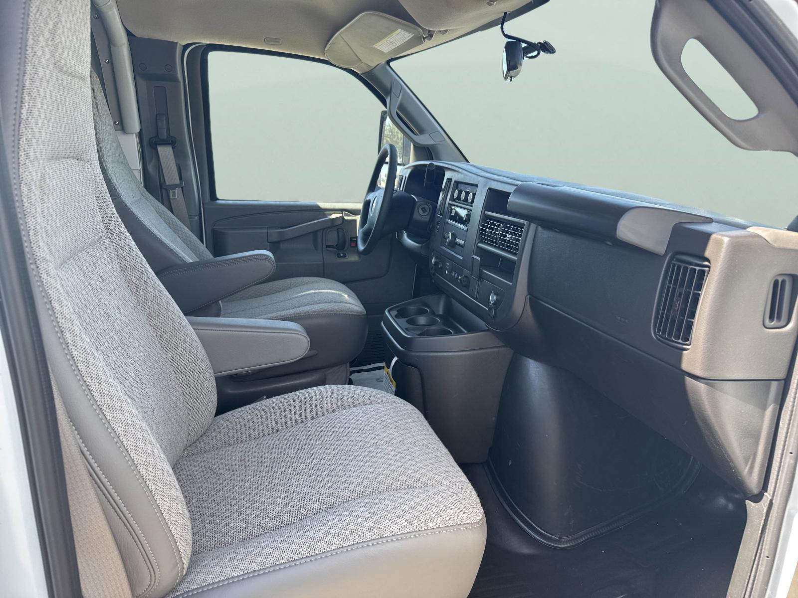 2025 Chevrolet Express Cutaway 3500 Vehicle Photo in GEORGETOWN, TX 78626-7508