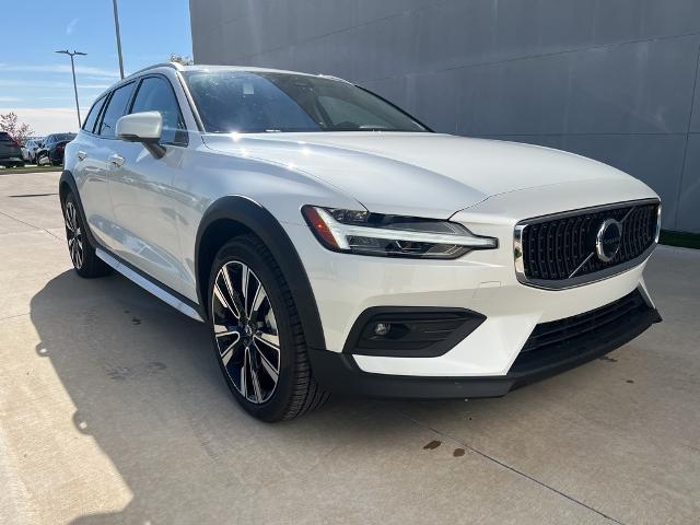 2025 Volvo V60 Cross Country Vehicle Photo in Grapevine, TX 76051