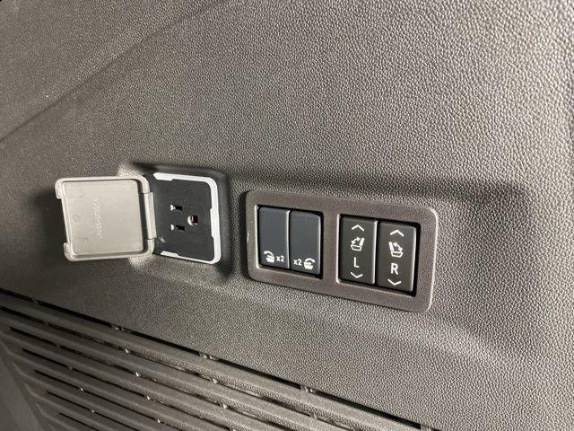 2025 Chevrolet Suburban Vehicle Photo in PHOENIX, AZ 85014-3381