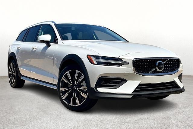 2025 Volvo V60 Cross Country Vehicle Photo in Houston, TX 77007