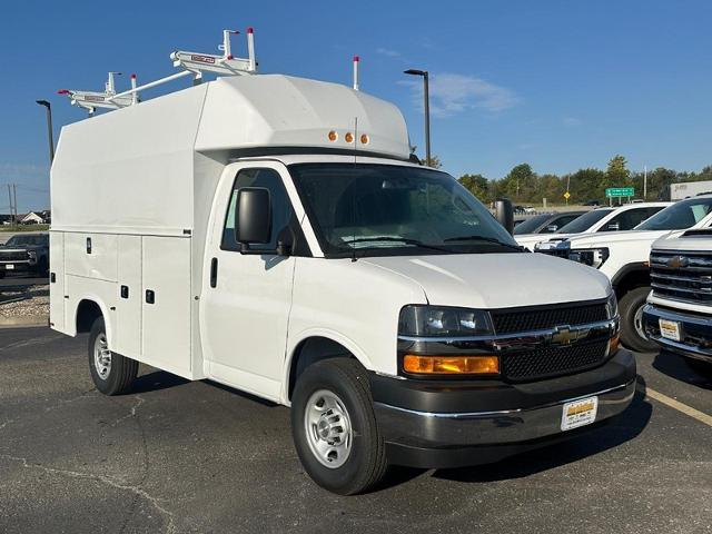 2024 Chevrolet Express Cutaway 3500 Vehicle Photo in COLUMBIA, MO 65203-3903