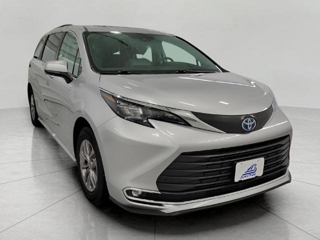 2024 Toyota Sienna Vehicle Photo in Oshkosh, WI 54904