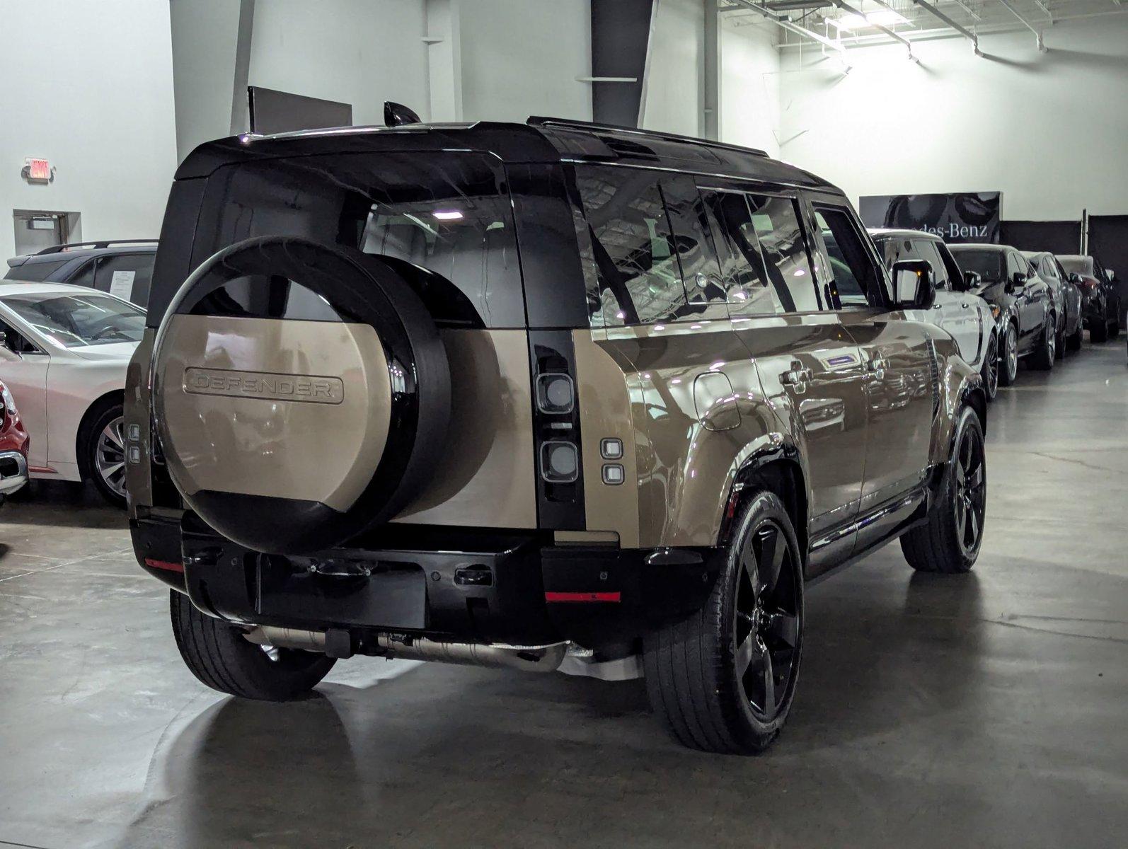 2024 Land Rover Defender Vehicle Photo in Pompano Beach, FL 33064
