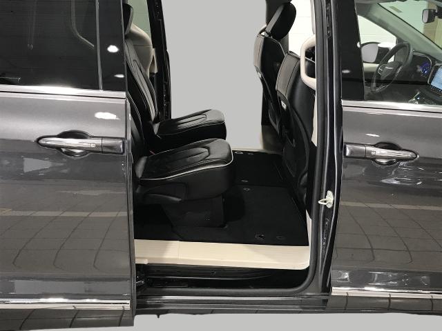 2023 Chrysler Pacifica Vehicle Photo in GREEN BAY, WI 54303-3330
