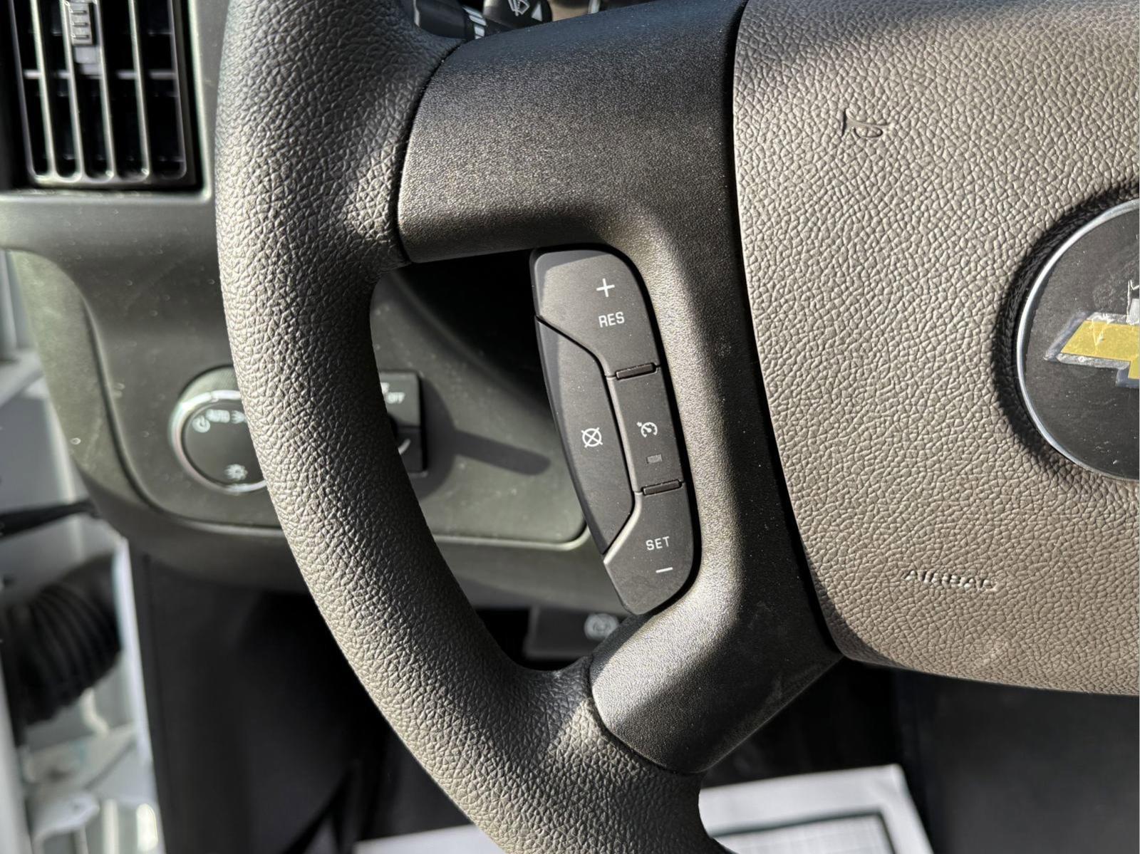 2024 Chevrolet Express Cutaway 3500 Vehicle Photo in GEORGETOWN, TX 78626-7508