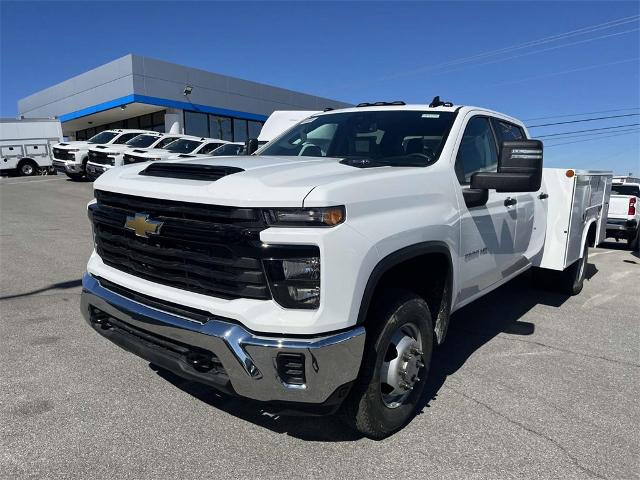 2024 Chevrolet Silverado 3500 HD Chassis Cab Vehicle Photo in ALCOA, TN 37701-3235