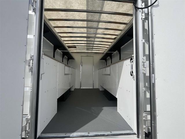 2025 Chevrolet Express Cutaway 3500 Vehicle Photo in ALCOA, TN 37701-3235