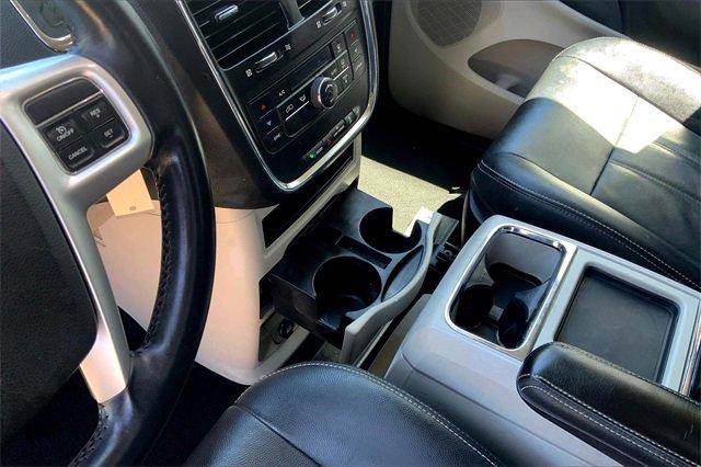 2016 Chrysler Town & Country Vehicle Photo in TOPEKA, KS 66609-0000