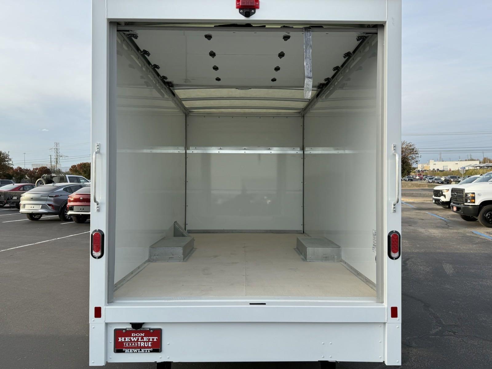 2024 Chevrolet Express Cutaway 3500 Vehicle Photo in GEORGETOWN, TX 78626-7508