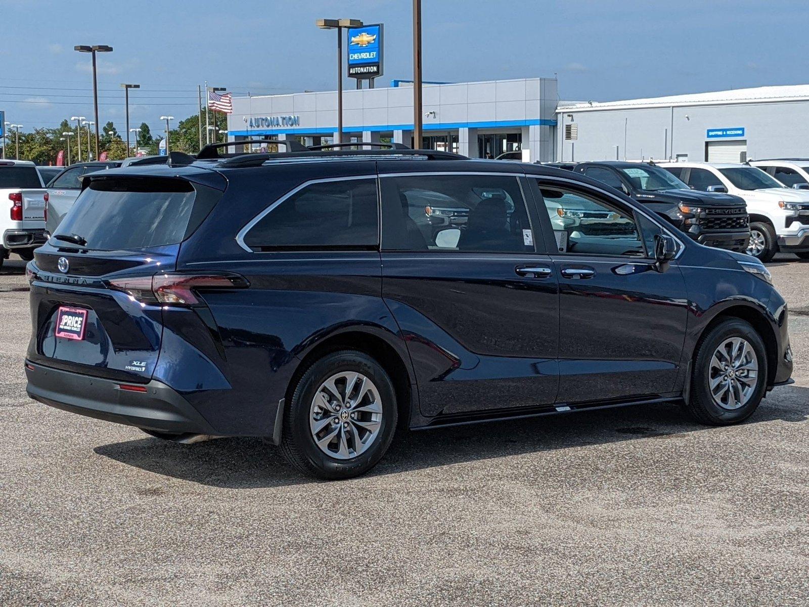 2024 Toyota Sienna Vehicle Photo in ORLANDO, FL 32808-7998
