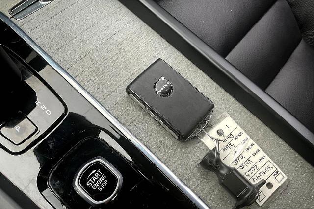 2025 Volvo XC60 Vehicle Photo in Houston, TX 77007