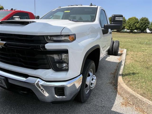 2024 Chevrolet Silverado 3500 HD Chassis Cab Vehicle Photo in ALCOA, TN 37701-3235