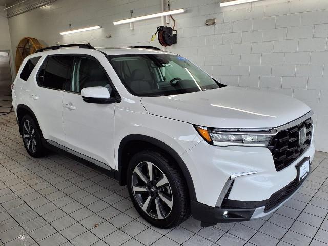 2025 Honda Pilot Vehicle Photo in Oshkosh, WI 54904