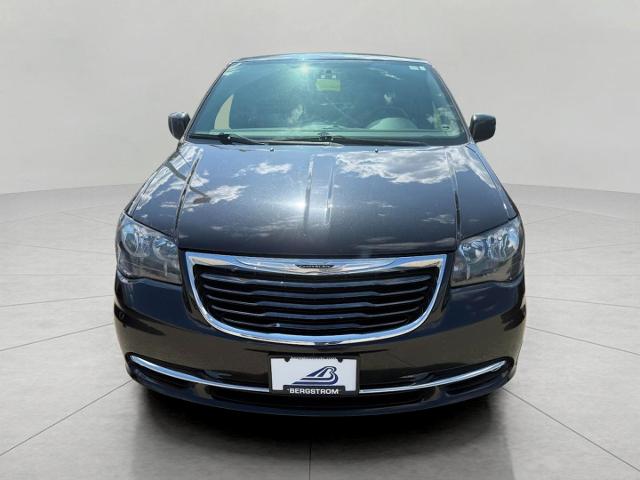 2016 Chrysler Town & Country Vehicle Photo in Kaukauna, WI 54130