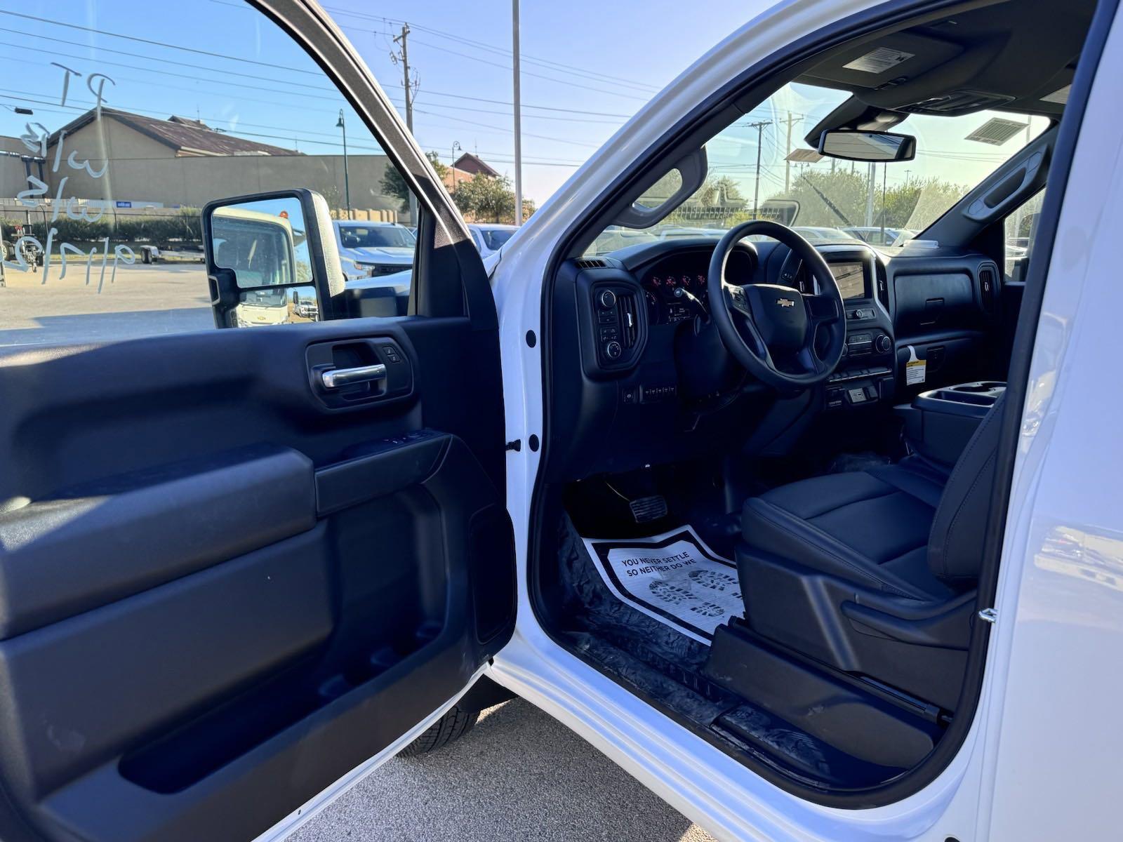 2025 Chevrolet Silverado 3500 HD Chassis Cab Vehicle Photo in GEORGETOWN, TX 78626-7508