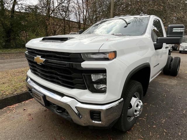 2024 Chevrolet Silverado 3500 HD Chassis Cab Vehicle Photo in ALCOA, TN 37701-3235