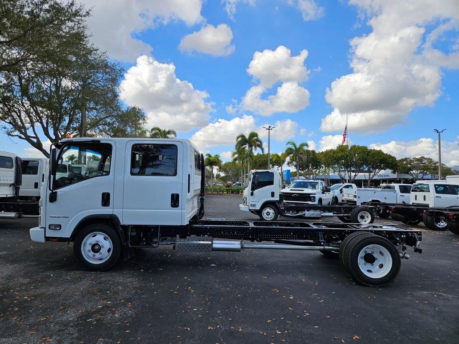 2025 Chevrolet Low Cab Forward 4500 Vehicle Photo in GREENACRES, FL 33463-3207