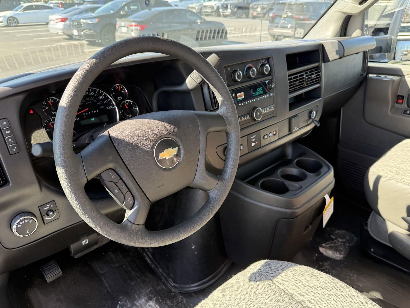2024 Chevrolet Express Cutaway 3500 Vehicle Photo in GEORGETOWN, TX 78626-7508