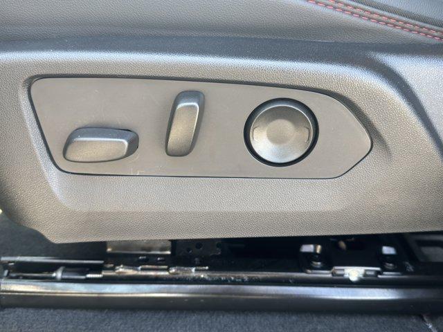 2024 GMC Canyon Vehicle Photo in LEOMINSTER, MA 01453-2952