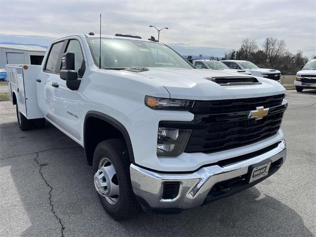 2024 Chevrolet Silverado 3500 HD Chassis Cab Vehicle Photo in ALCOA, TN 37701-3235